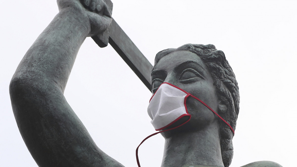 Védőmaszkot visel a Sellő-szobor, Varsó jelképe 2020. április 15-én. Lengyelországban április 27-től elkezdik fokozatosan visszavonni a koronavírus-járvány miatt bevezetett kijárási korlátozásokat.