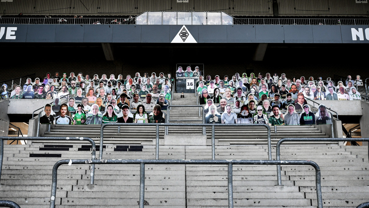 A Borussia Mönchengladbach futballklub szurkolóinak fényképét hordozó kartonkivágatok népesítik be a Borussia Park Stadion lelátóját Mönchengladbachban 2020. április 16-án. Bár a koronavírus-járvány miatt a sportesemények tilalmát augusztus 31-ig meghosszabbították Németországban, ám nem kizárt, hogy az első osztályú labdarúgó-bajnokság folytatódhat. Ebben az esetben zárt kapuk mögött játszanák a mérkőzéseket, a szurkolók pedig a lelátói fotókkal javítani próbálják a játékosok hangulatát.