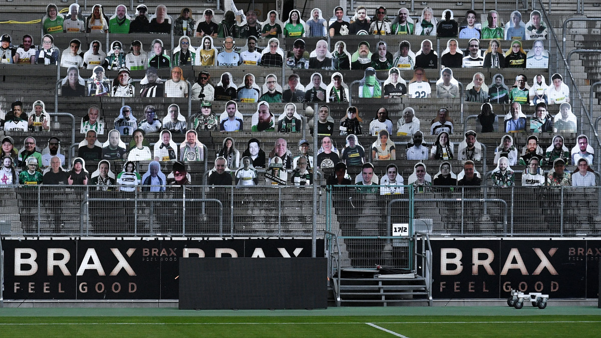 A Borussia Mönchengladbach futballklub szurkolóinak fényképét hordozó kartonkivágatok népesítik be a Borussia Park Stadion lelátóját Mönchengladbachban 2020. április 16-án. Bár a koronavírus-járvány miatt a sportesemények tilalmát augusztus 31-ig meghosszabbították Németországban, ám nem kizárt, hogy az első osztályú labdarúgó-bajnokság folytatódhat. Ebben az esetben zárt kapuk mögött játszanák a mérkőzéseket, a szurkolók pedig a lelátói fotókkal javítani próbálják a játékosok hangulatát.