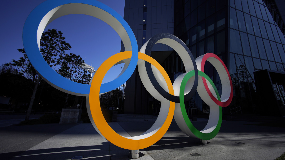Az olimpiai ötkarika a Japán Olimpiai Bizottság tokiói székháza előtt 2020. március 24-én. Nemzetközi Olimpiai Bizottság, a NOB 2020. március 30-án bejelentette, hogy 2021. július 23-án kezdődik és augusztus 8-ig tart majd a koronavírus egész világra kiterjedő járványa miatt elhalasztott tokiói olimpia. Az ötkarikás játékok elnevezése továbbra is Tokió 2020 lesz.