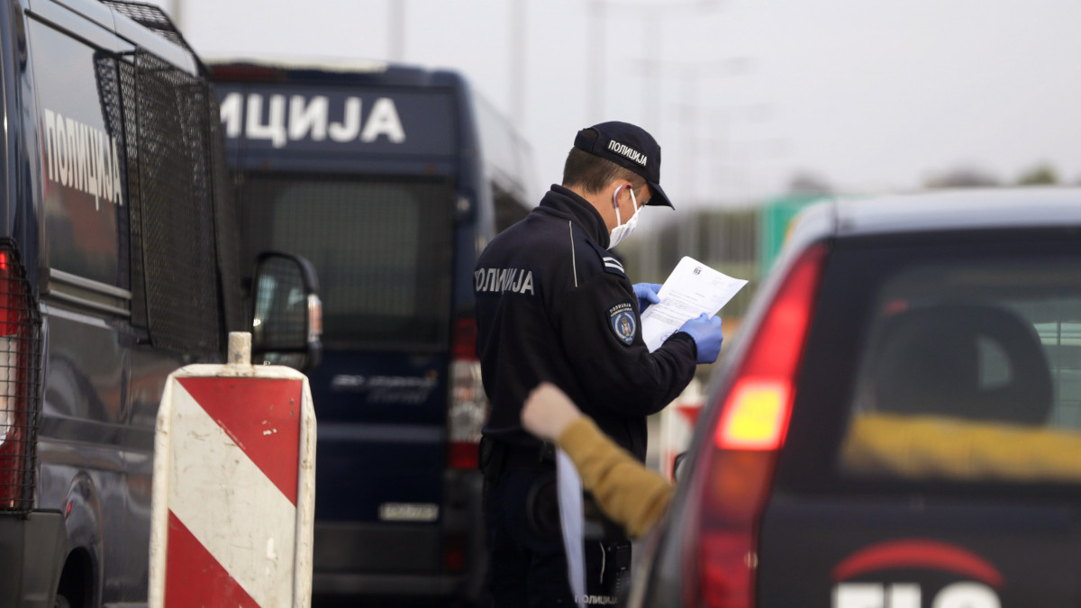 Szerb rendőrök ellenőrzik a járművezetőket Belgrád belvárosában 2020. április 15-én, a koronavírus-járvány miatt elrendelt kijárási tilalom idején.