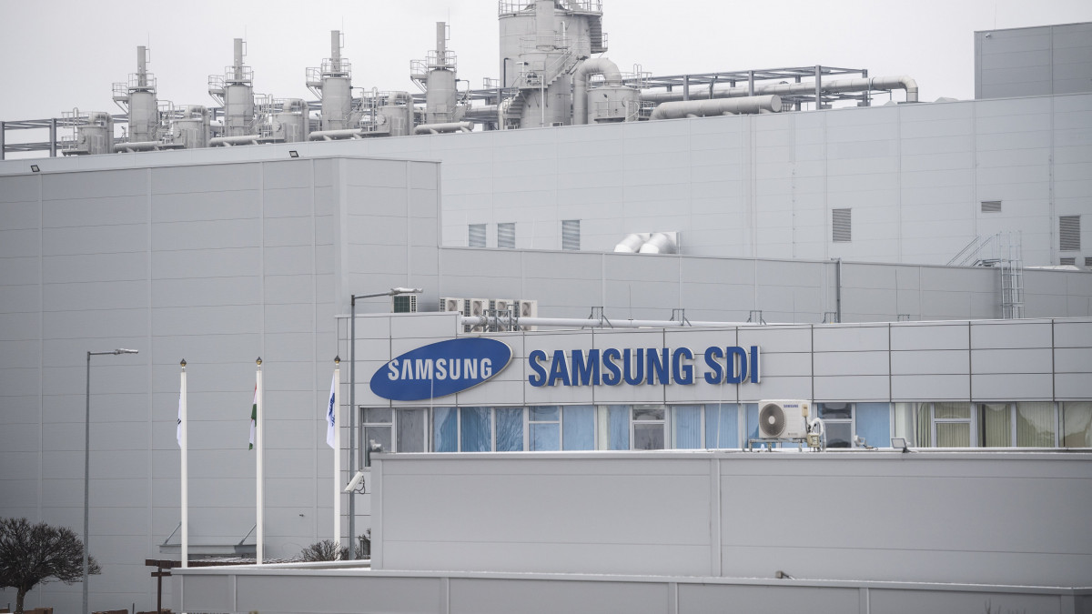 A gödi Samsung SDI gyár 2020. január 28-án. A gyár a koronavírus terjedése miatt munkába állás előtt karanténba helyezi és orvosi vizsgálat alá vonja Kínából érkező alkalmazottjait, bár a céget érintően semmilyen járványügyi intézkedés nincs. A karanténon kívül fokozott fertőtlenítést vezettek be a közös helyiségekben, és a folyékony szappan mellett alkoholos kézfertőtlenítőket is kihelyeztek. A vírus okozta járvány valószínűleg egy vuhani piacon indult tavaly decemberben. A ragály halottainak száma Kínában meghaladta a 100-at, a biztosan a kórtól fertőzött tüdőgyulladásos betegek száma pedig a 4500-at.