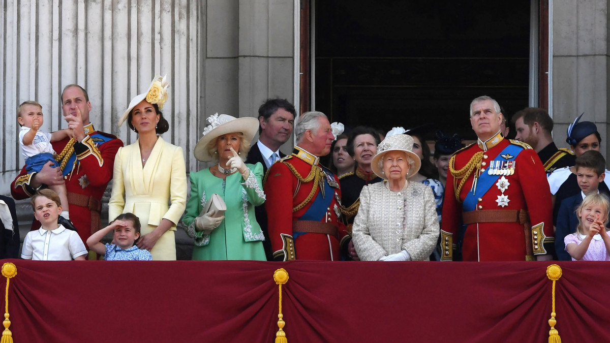 II. Erzsébet brit uralkodó (j3) családjával nézi a hivatalos születésnapja alkalmából tartott hagyományos lovas díszszemlét a Buckingham-palota erkélyéről Londonban 2019. június 8-án. A Trooping of the Colour elnevezésű katonai parádét 1748 óta mindig június második szombatján tartják. II. Erzsébet királynő, a világ legidősebb és leghosszabb ideje regnáló uralkodója 1926. április 21-én született. II. Erzsébet mellett unokája, Vilmos herceg (b3), Vilmos felesége, Katalin hercegnő (b5), gyermekeik, György herceg (b2), Sarolta hercegnő (b4), Lajos herceg (b), fia, Károly herceg (b8), Károly felesége, Kamilla hercegnő (b6), lánya, Anna hercegnő (b10) és fia, András herceg (j4).