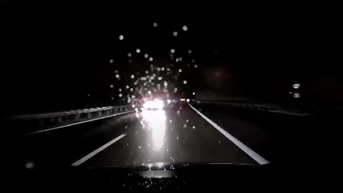 Hátborzongató felvétel az M2-esről, egy autósnak se induljon így a napja