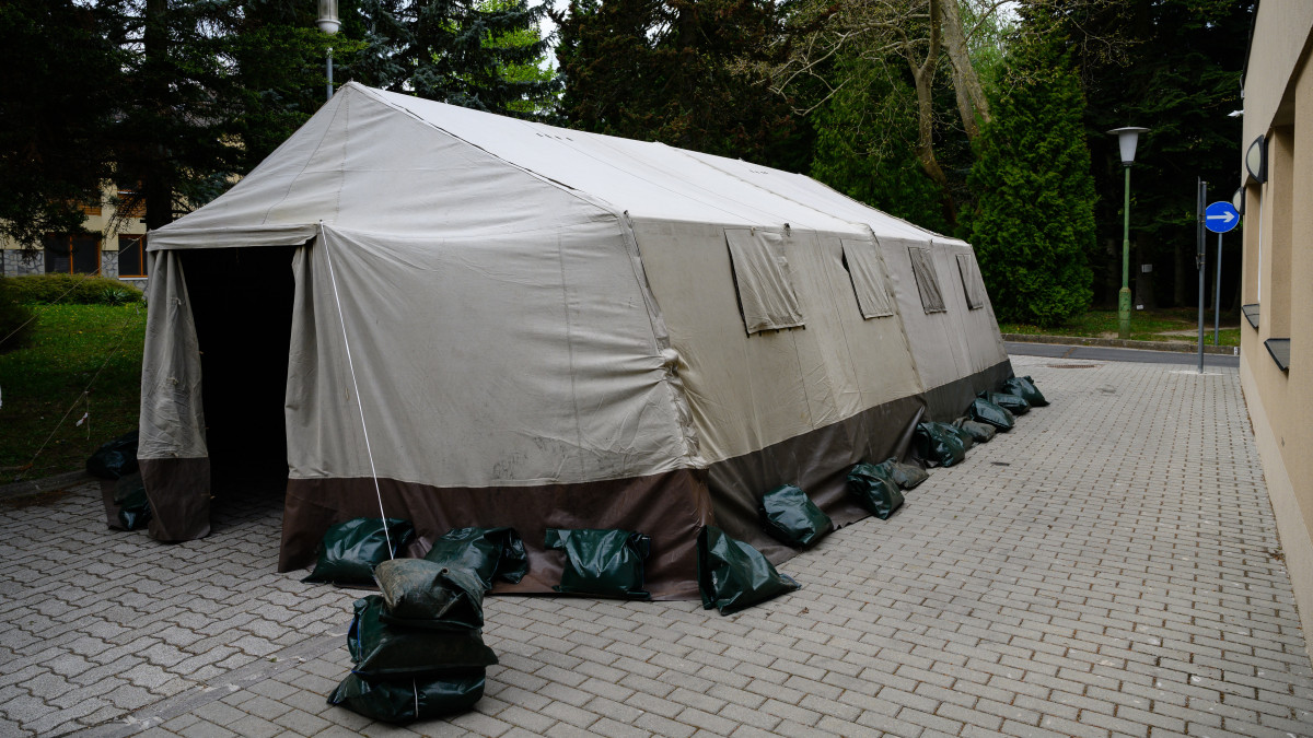 A farkasgyepűi Veszprém Megyei Tüdőgyógyintézetbe érkező betegek szűrővizsgálatára szolgáló katonai sátor az intézet udvarán 2020. április 19-én. Ezen a napon három katonai sátrat állítottak fel a tüdőgyógyintézet területén: az egyik az intézménybe érkező betegek szűrővizsgálatára, a másik az orvosok speciális védőruhába történő átöltözésére, a harmadik az orvosok pihenésére szolgál.