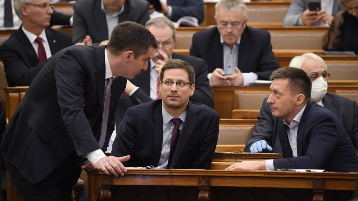 Kocsis Máté, a Fidesz frakcióvezetője, Gulyás Gergely Miniszterelnökséget vezető miniszter és Rogán Antal, a Miniszterelnöki Kabinetirodát vezető miniszter (b-j) a házszabálytól való eltérésről szóló szavazáson az Országgyűlés plenáris ülésén 2020. március 23-án. Az ellenzék nem támogatta a házszabálytól való eltérést, és a kormány által benyújtott, a veszélyhelyzet meghosszabbításáról szóló törvényjavaslat március 24-i elfogadását.