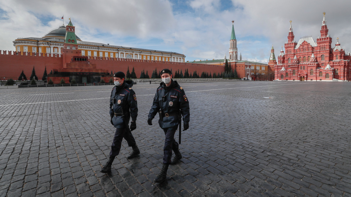 Szájmaszkot viselő rendőrök járőröznek a moszkvai Vörös téren 2020. április 17-én. Vlagyimir Putyin orosz elnök április végéig meghosszabította a koronavírus-járvány miatt bevezett kijárási korlátozásokat.