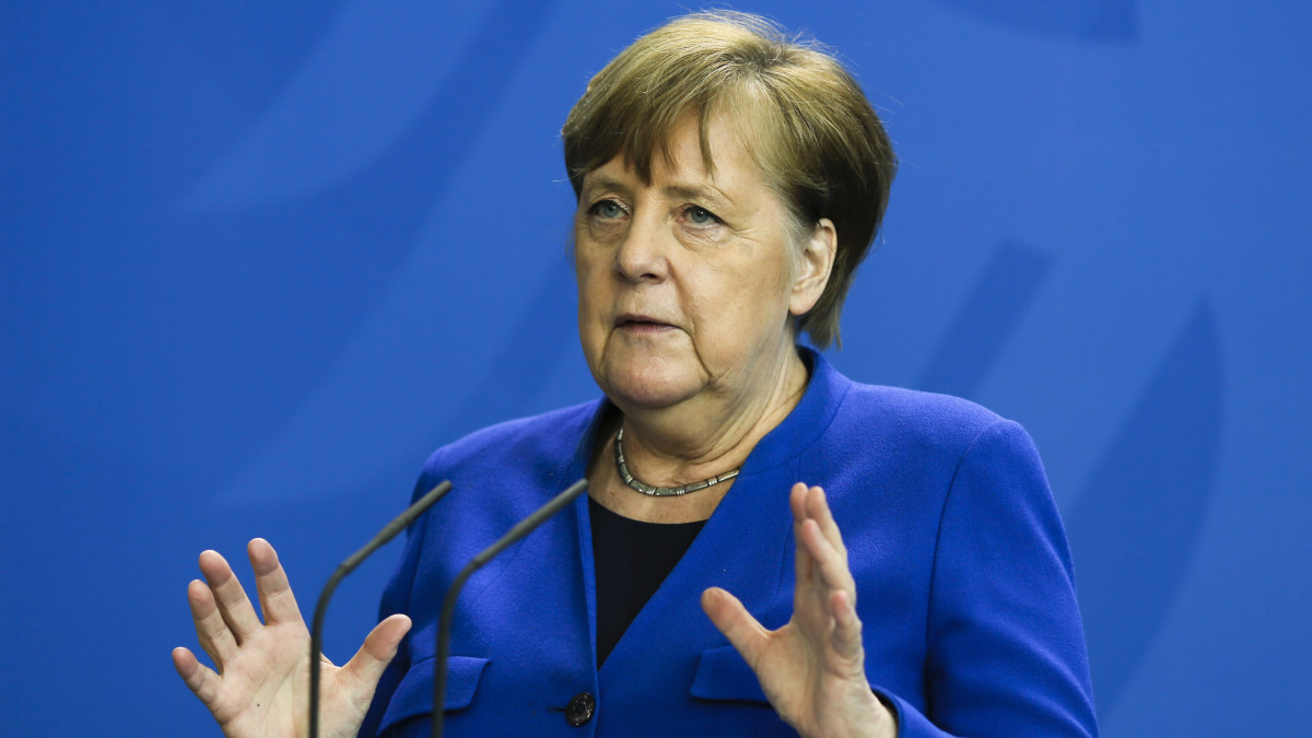Angela Merkel német kancellár a koronavírus-járvánnyal kapcsolato intézkedésekről a berlini kancellári hivatalban tarott sajtóértekezletén 2020. április 20-án, a kormányon belüli úgynevezett koronavírus-kabinet ülése után.