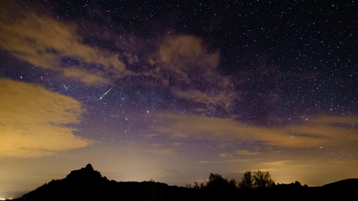 Egy meteor ég el a légkörben Salgó vára felett, Salgóbánya közelében. Április 22-én, hajnali 2 és 3 óra között látható az egyik legrégebben ismert meteorraj, a Lyridák maximuma. 