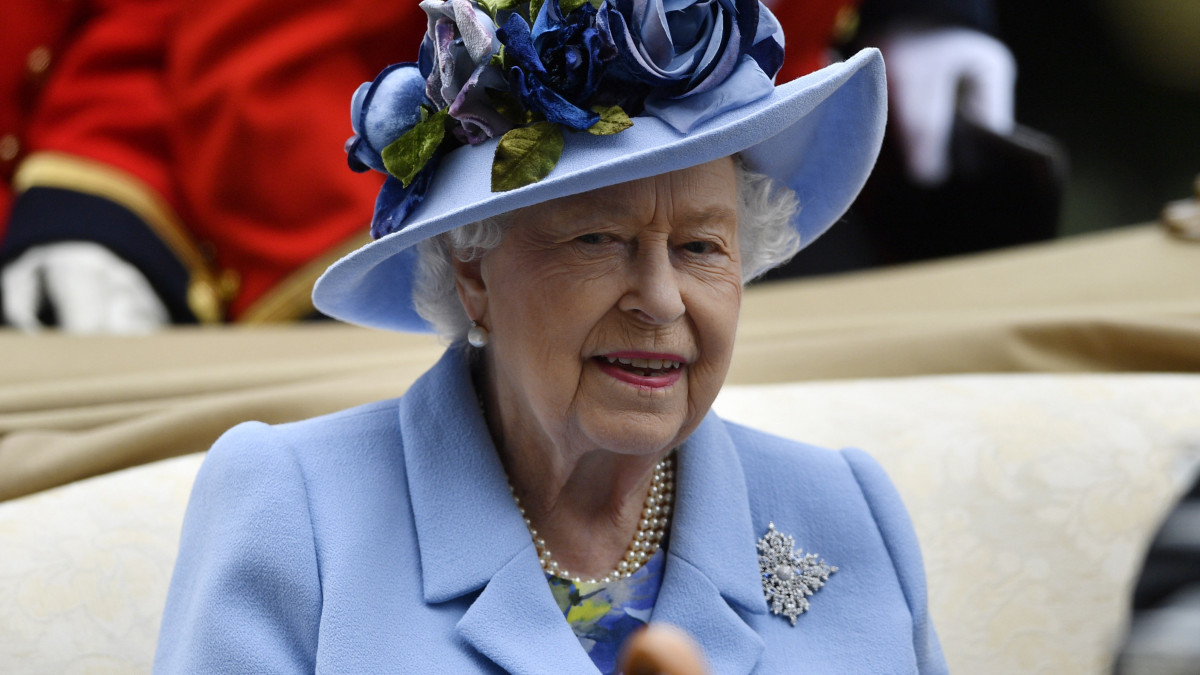 II. Erzsébet brit királynő az ascoti derbi első napján, 2019. június 18-án a dél-angliai Ascotban. Az ötnapos lóverseny a brit társasági élet egyik legfontosabb eseménye.