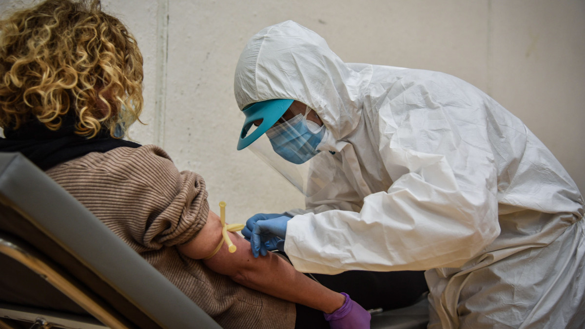 Szerológiai vizsgálatot végeznek helyi lakosokon a Milánó megyében fekvő Cislianóban 2020. április 20-án. A vizsgálat célja az esetleges korona-vírusfertőzésre adott ellenanyagválasz kimutatása.