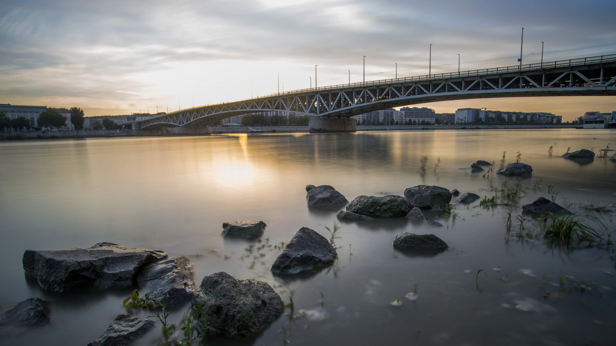 Hosszú expozíciós idővel készült felvétel: a Petőfi híd 2017. szeptember 11-én. Nyolcvan éve, 1937. szeptember 12-én adták át a forgalomnak a hetedik budapesti Duna-hidat, amelyet akkor Horthy Miklósról neveztek el.