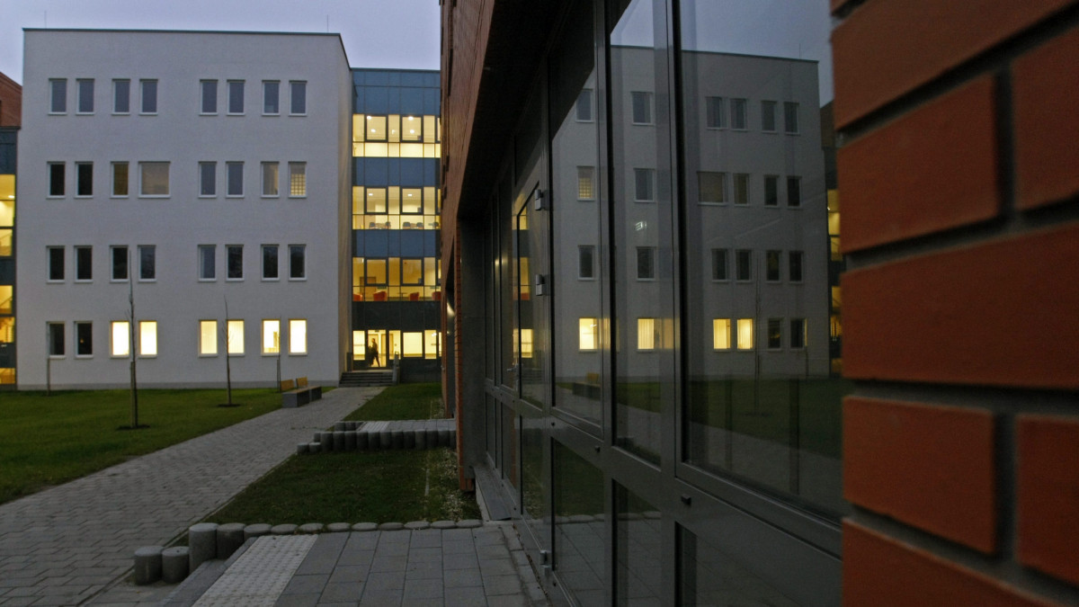 A Jász-Nagykun-Szolnok Megyei Hetényi Géza Kórház-Rendelőintézet új épülettömbje Szolnokon 2015. december 3-án. Az intézményben több mint 7,7 milliárd forintos fejlesztés fejeződött be.
