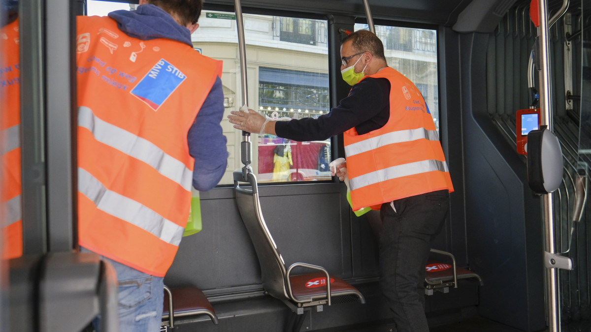 A fertőzésveszély elkerülésének érdekében fertőtlenítenek egy városi buszt Brüsszelben a koronavírus-járvány idején, 2020. április 20-án.