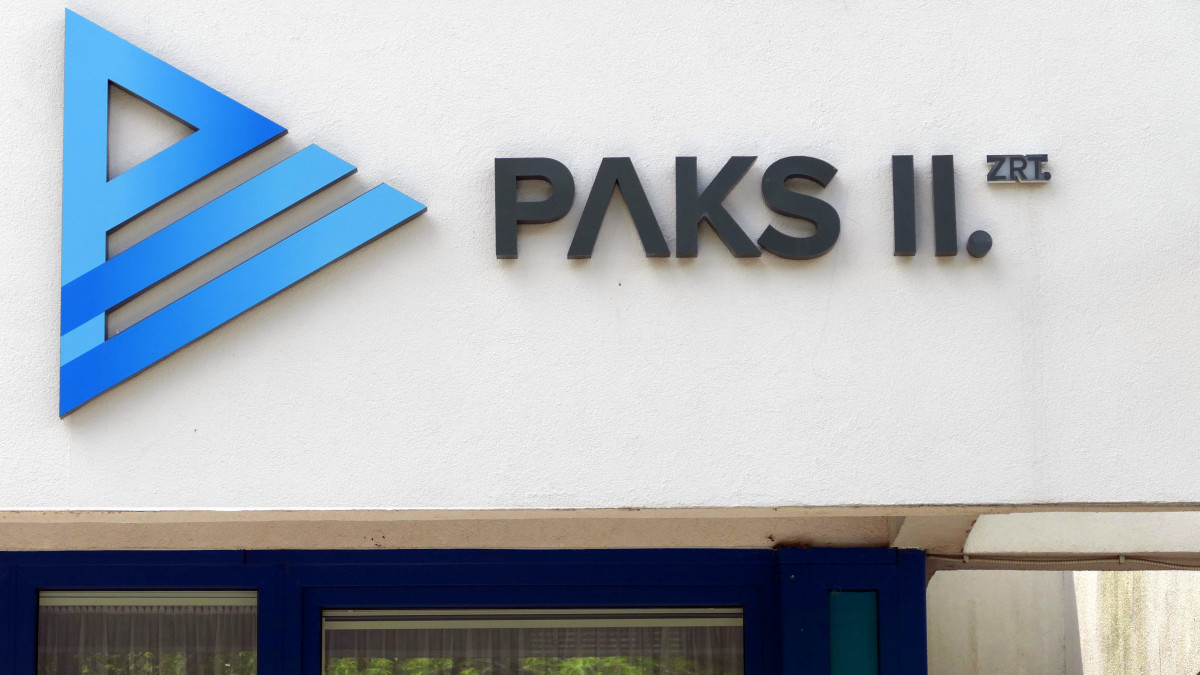 A Paksi Atomerőmű bővítésére létrejött Paks II. Zrt. új logója irodaháza homlokzatán a város modern negyedében. MTVA/Bizományosi: Jászai Csaba  *************************** Kedves Felhasználó!