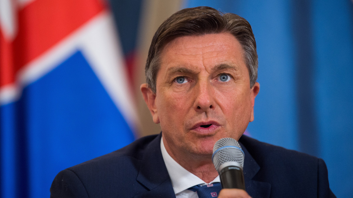 Borut Pahor szlovén köztársasági elnök beszél a négy visegrádi ország államfőinek csúcstalálkozója második napján tartott sajtótájékoztatón a Prága közelében fekvő Lány kastélyában, a cseh államfők vidéki rezidenciáján 2019. október 3-án. A második napon a szerb és szlovén elnök is jelen volt a V4-es államfői csúcson.