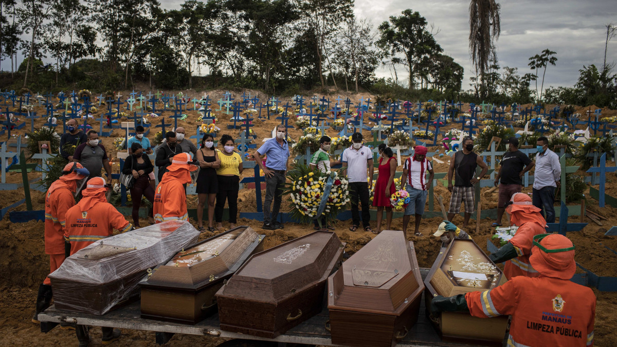 Közös sírba helyezik az új típusú koronavírus okozta betegségben elhunytak koporsóit a brazíliai Manaus város Nossa Senhora Aparecida temetőjében 2020. április 23-án. Brazíliában 66 348-ra emelkedett a regisztrált koronavírusos fertőzöttek száma, 2934 ember életét veszítette a betegség következtében.
