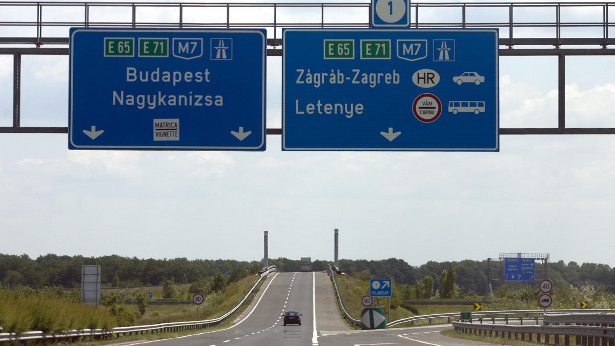 Az M7-es autópálya csomópontja a horvát-magyar határátkelő előtt Letenyénél. A magyar EU-elnökség elkönyvelhette, hogy politikai döntés született a horvát EU-csatlakozási tárgyalások eredményes lezárásáról. 2011 júniusának utolsó napján zárják le Brüsszelben az egyelőre nyitott három utolsó tárgyalási fejezetet.