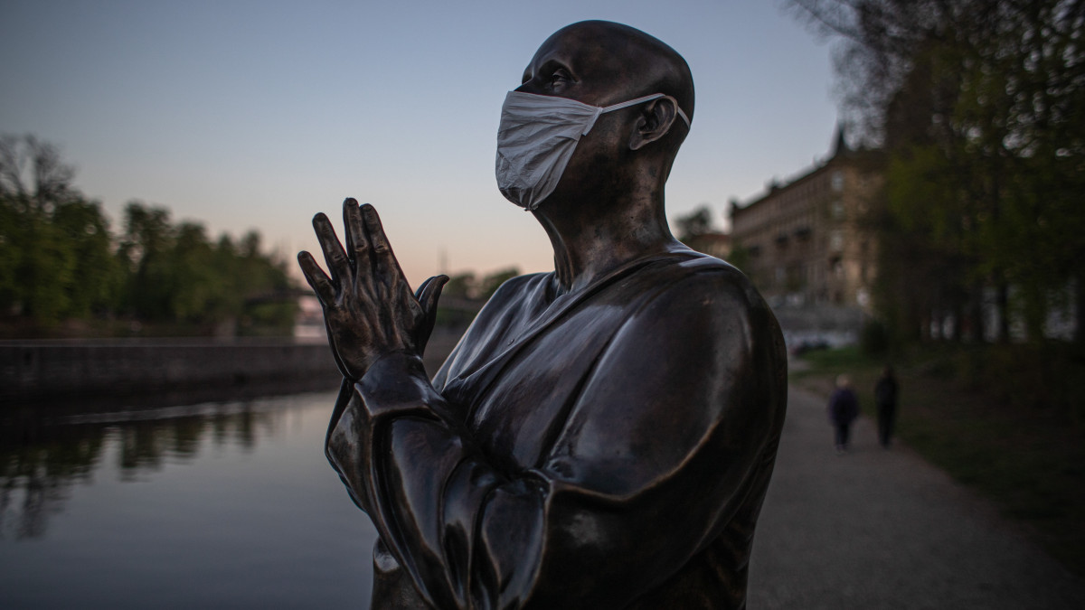 Védőmaszkot helyeztek Sri Chinmoy indiai spirituális vezető szobrára Prágában 2020. április 23-án, a koronavírus-járvány idején. Csehországban a járványhelyzet javulása miatt 2020. április 24-től feloldják a március közepén bevezetett, a szabad mozgást korlátozó intézkedéseket.
