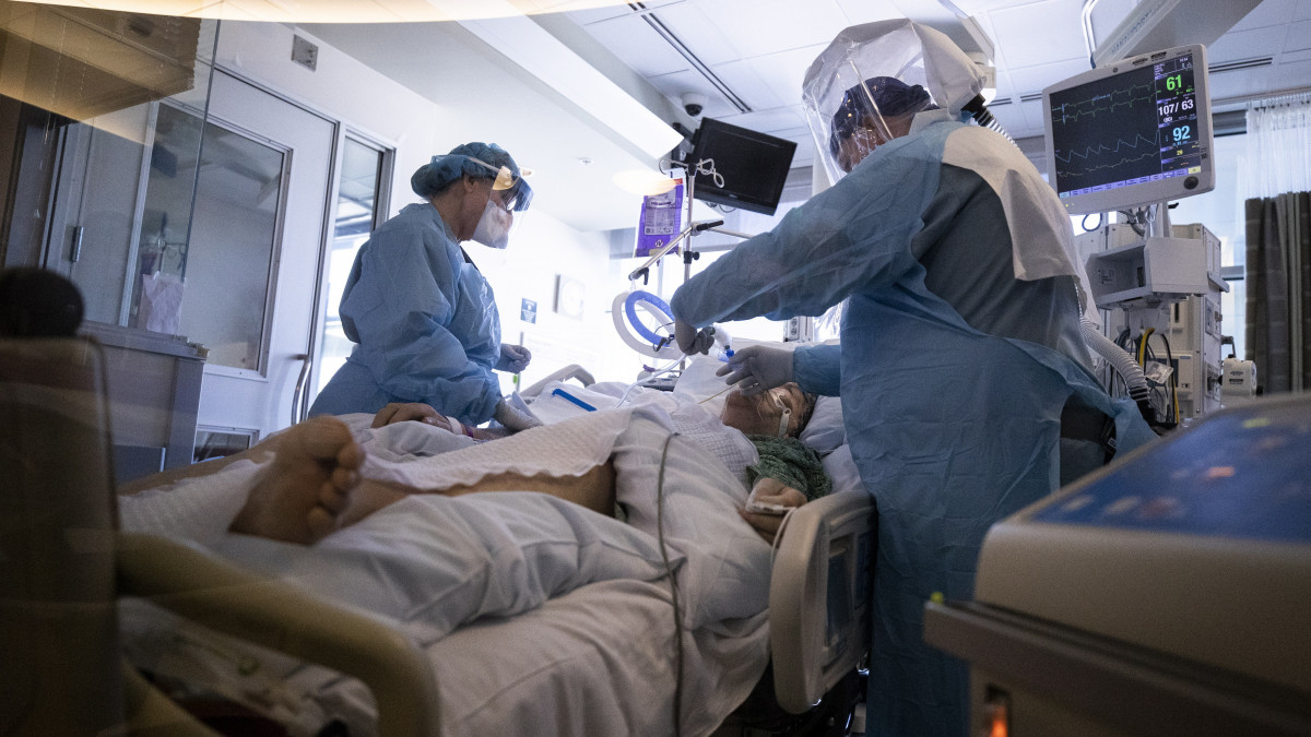 Ápolónők egy koronavírussal fertőzött beteg ágyánál a kaliforniai La Mesában lévő Sharp Grossmont Kórházban 2020. április 22-én. Az Egyesült Államokban 849 092 fertőzöttje és 47681 halálos áldozata van a koronavírus-járványnak a legfrissebb adatok szerint.