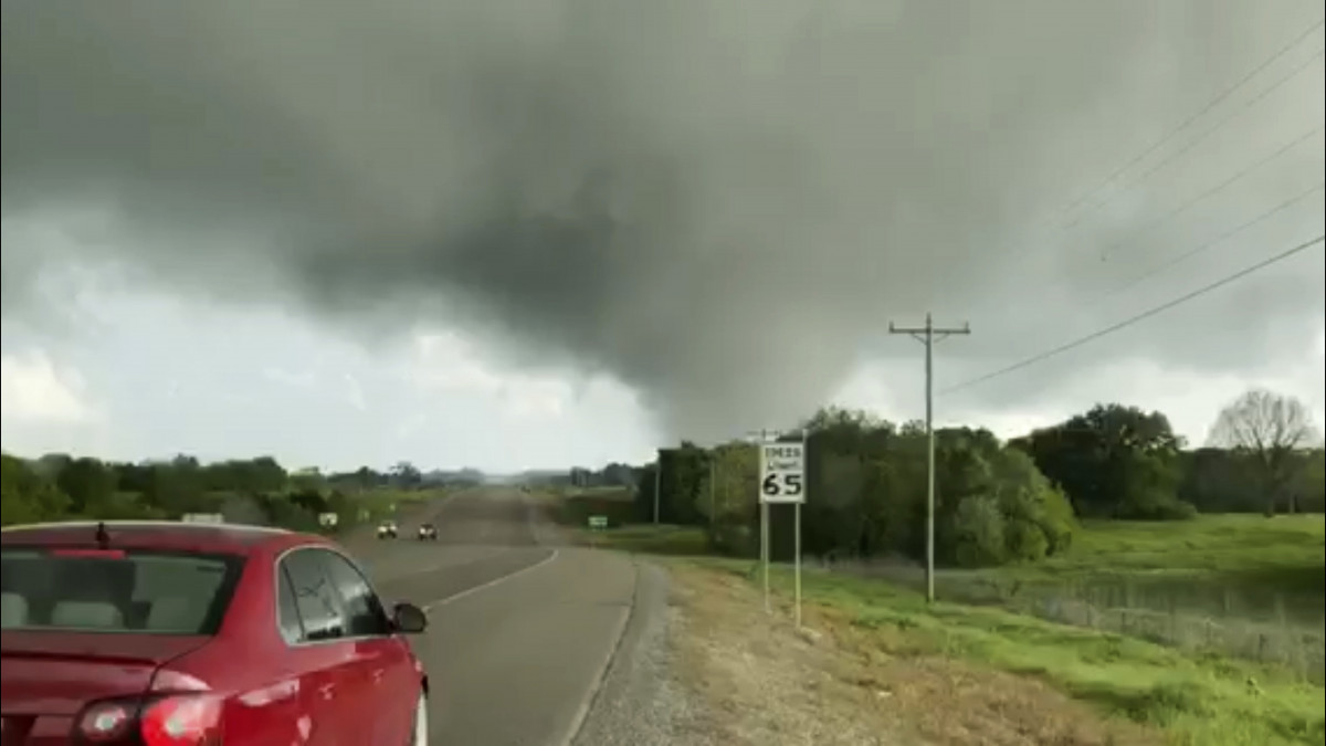 Videófelvételről készített kép egy tornádóról a 48-as számú út közelében az Oklahoma állambeli Durant városból fotózva 2020. április 22-én. A Texas és Oklahoma térségét sújtó viharokban legalább öten meghaltak, és több tucat ember megsérült.