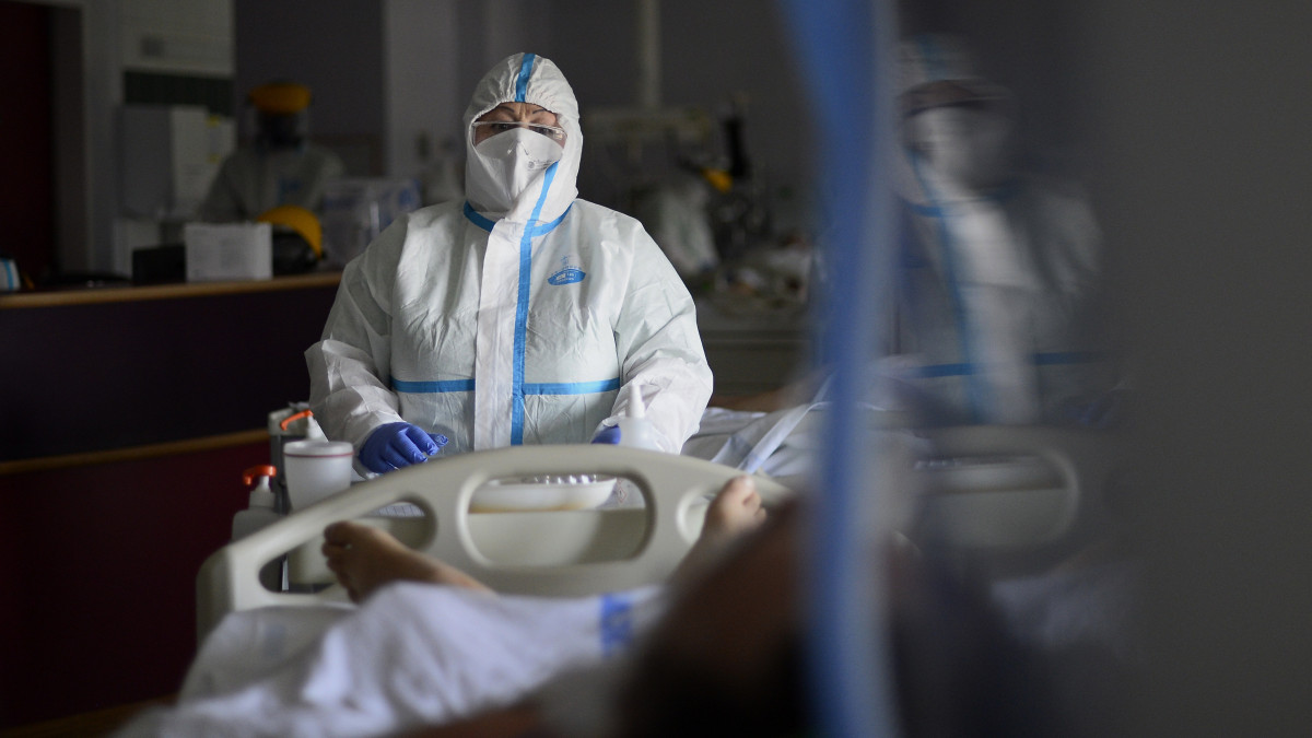 Ápoló dolgozik egy koronavírussal fertőzött beteg mellett a Szent Imre Egyetemi Oktatókórház COVID részlegén, az intenzív osztályon 2020. április 24-én.