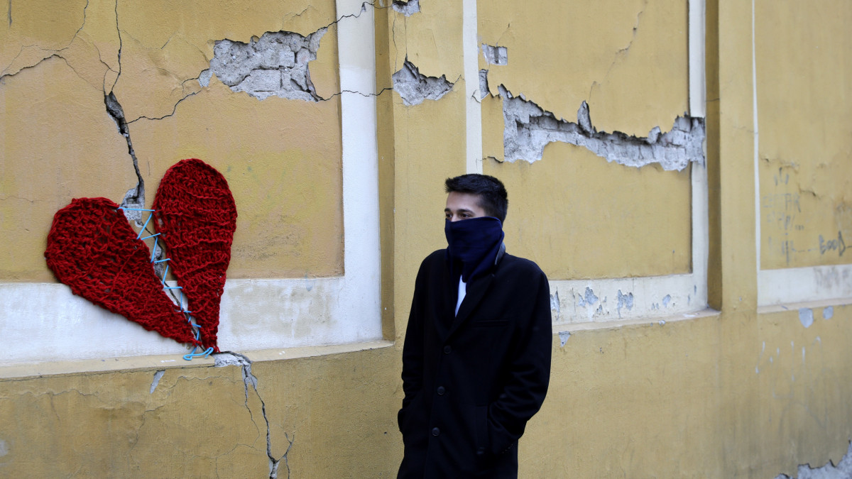 Ivona horvát művész kettétört, piros szívet formázó alkotása egy lakóépület megrepedt falán Zágrábban 2020. március 25-én, három nappal a Richter-skála szerinti 5,6-os erősségű földrengés után. A természeti katasztrófa során több épület megrongálódott, sok elment az áram, az emberek az utcákra menekültek. Legtöbben csak könnyebb sérüléseket szenvedtek.