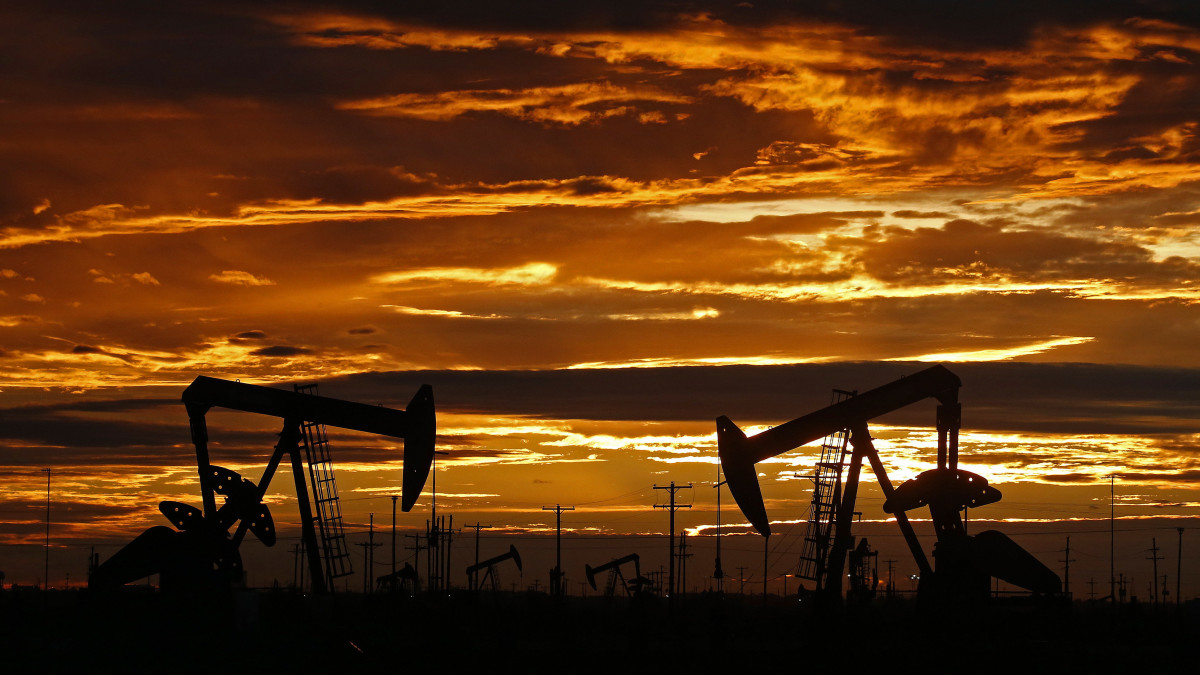 Olajkút a nyugat-texasi olajmezőkön 2020. április 7-én. Az olajár esése miatt a benzin ára is jelentős mértékben csökkent.