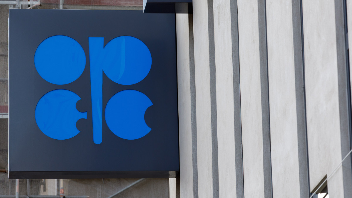 A Kőolajexportáló Országok Szervezetének (OPEC) logója a szervezet bécsi székházán 2020. március 4-én, az OPEC kétnapos 178. miniszteri tanácskozásásának kezdete előtti napon.