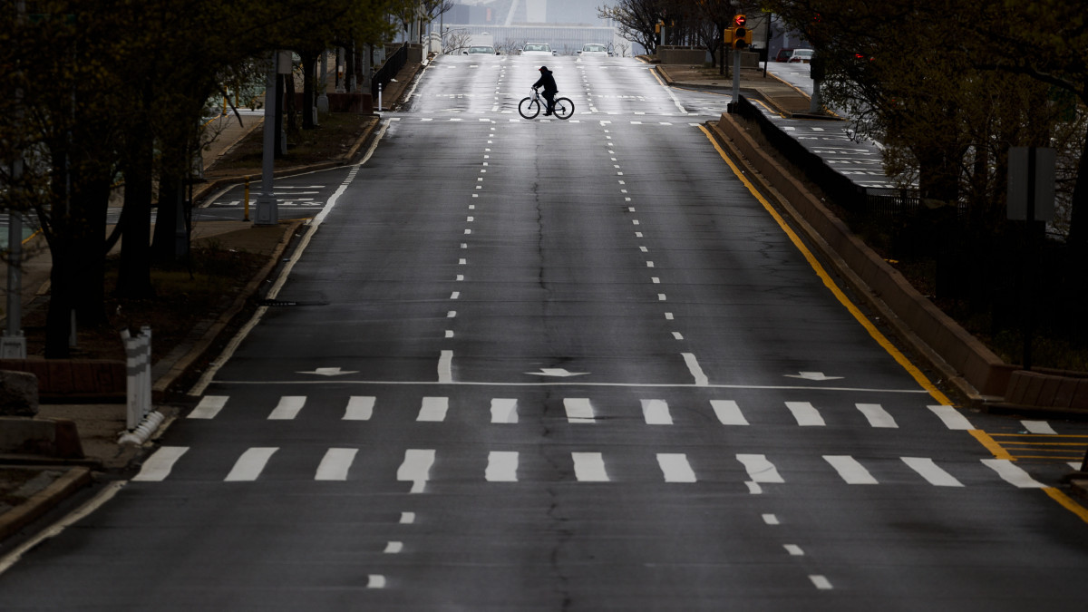 Magányos kerékpáros egy elnéptelenedett New York-i utcán 2020. április 26-án, a koronavírus-járvány idején.