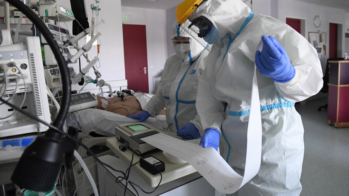 Ápolók dolgoznak egy koronavírussal fertőzött beteg mellett a Szent Imre Egyetemi Oktatókórház COVID részlegén, az intenzív osztályon 2020. április 24-én.