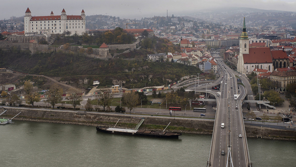 Szlovákia gyorsan olt, de még jobban fertőződik