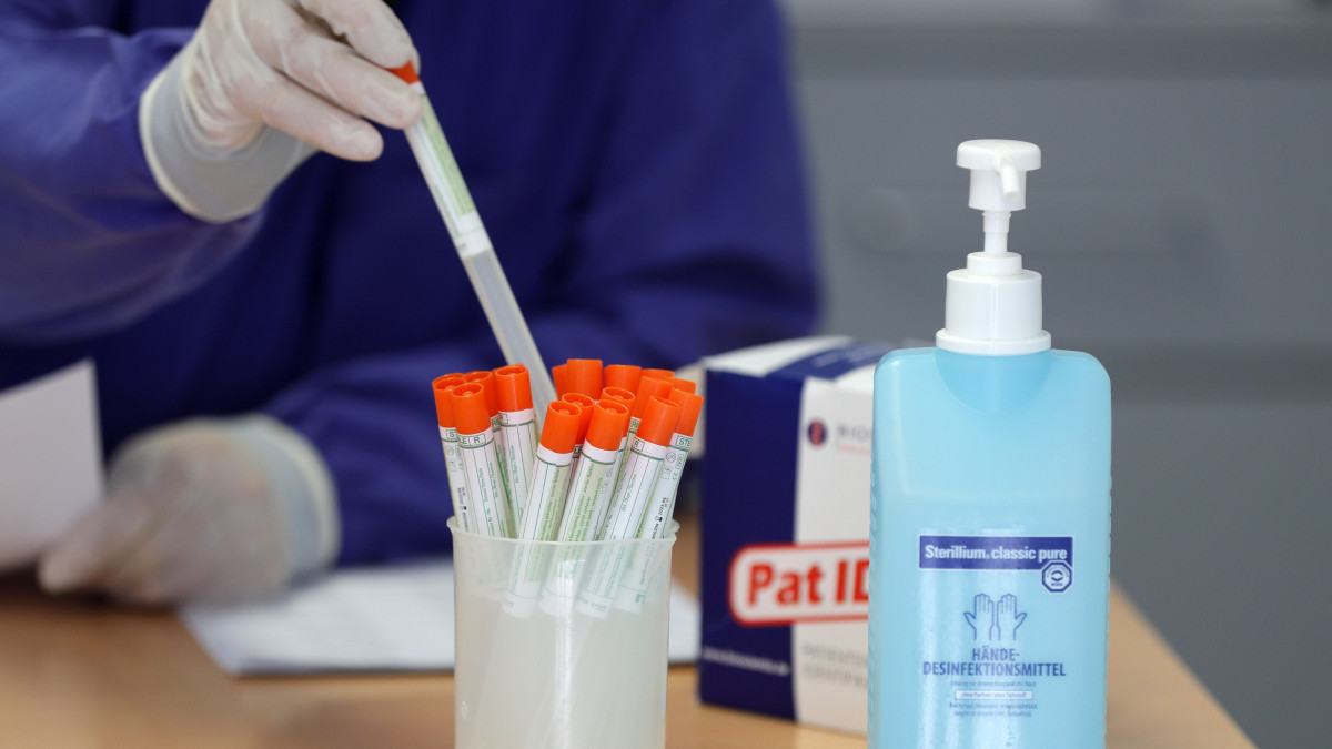 Koronavírus-tesztek az asztalon a Bioscientia Healthcare nevű vállalat laboratóriumában, a németországi Ingelheimban 2020. április 23-án. A laboratóriumban naponta 3500 minta elemzését végzik el.