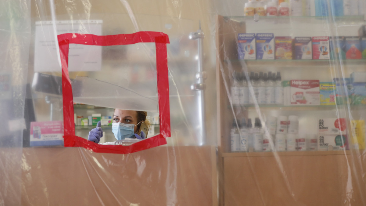 Eladó egy gyógyszertárban, ahol műanyag fóliával védik az alkalmazottakat az ukrajnai Bucsában 2020. április 24-én. Viktor Ljasko egészségügyi-miniszterhelyettes, országos tisztifőorvos közölte, hogy Ukrajnában a tervek szerint hamarosan elkezdik tömegesen tesztelni a lakosságot, hogy azonosítsák azokat, akiknek a szervezetében már megjelentek az új típusú koronavírusra válaszul termelődő antitestek, azaz már átestek a fertőzésen.