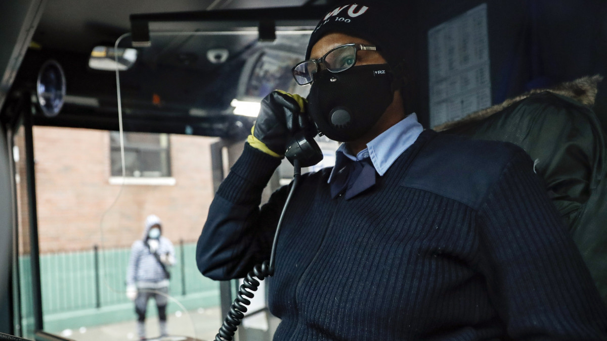 A koronavírus-járvány miatt védőmaszkot és kesztyűt viselő buszvezető New Yorkban 2020. április 24-én.