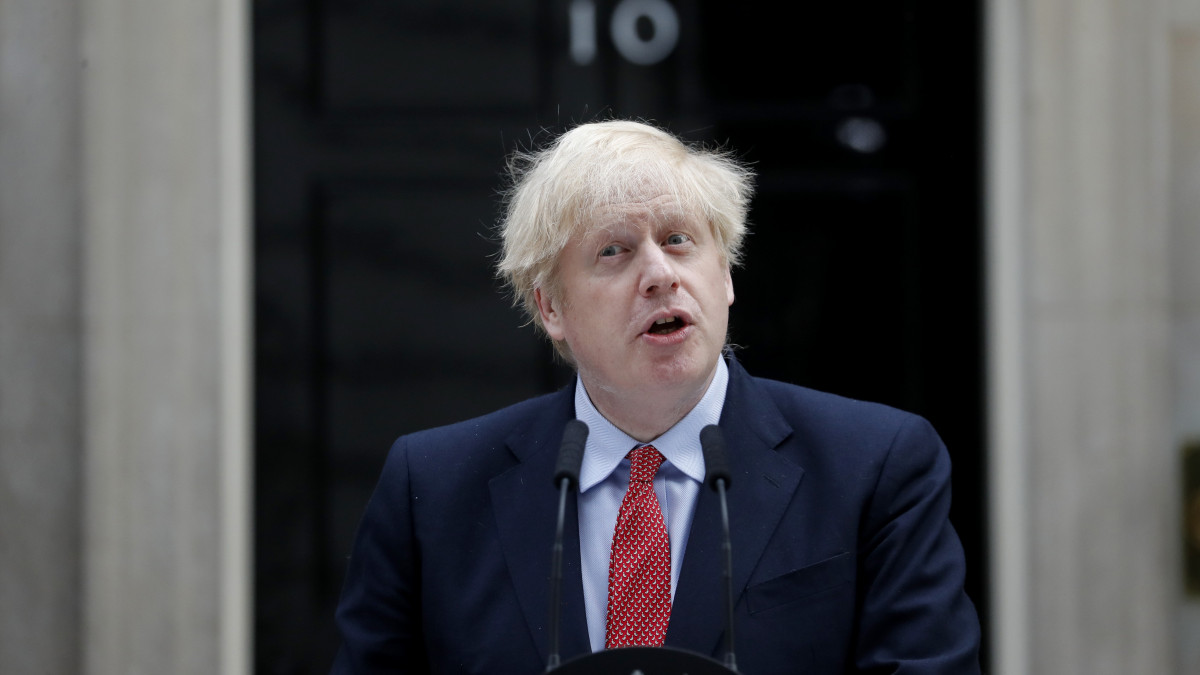 A koronavírus-betegségből felgyógyult Boris Johnson brit miniszterelnök nyilatkozik a sajtó képviselőinek a londoni kormányfői rezidencia, a Downing Street 10 előtt 2020. április 27-én.