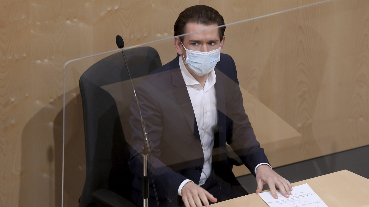 Sebastian Kurz osztrák kancellár védőmaszkban a parlament ülésén Bécsben a koronavírus-járvány idején, 2020. április 22-én.