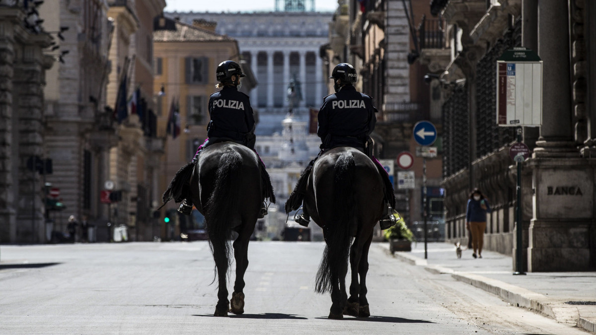 Lovas rendőrök ellenőrzik a koronavírus-járvány miatt elrendelt kijárási korlátozás betartását Rómában 2020. április 26-án.