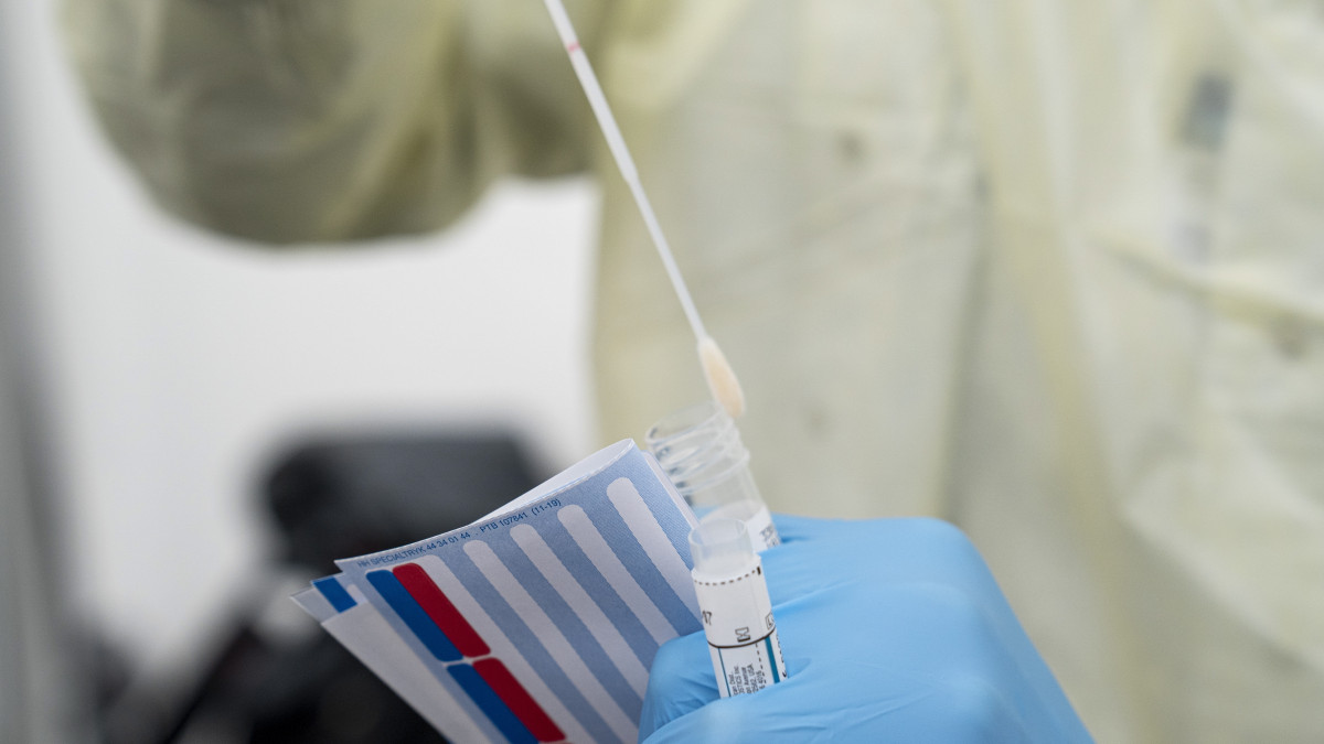 Az új koronavírussal fertőzöttség vizsgálatára levett torokkenetminta a koppanhágai Rigs Kórházban 2020. április 2-án.