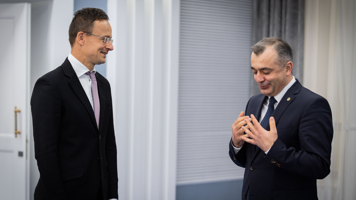 A Külgazdasági és Külügyminisztérium (KKM) által közreadott képen Ion Chicu moldovai kormányfő (j) és Szijjártó Péter külgazdasági és külügyminiszter találkozója Chisinauban 2020. április 28-án.