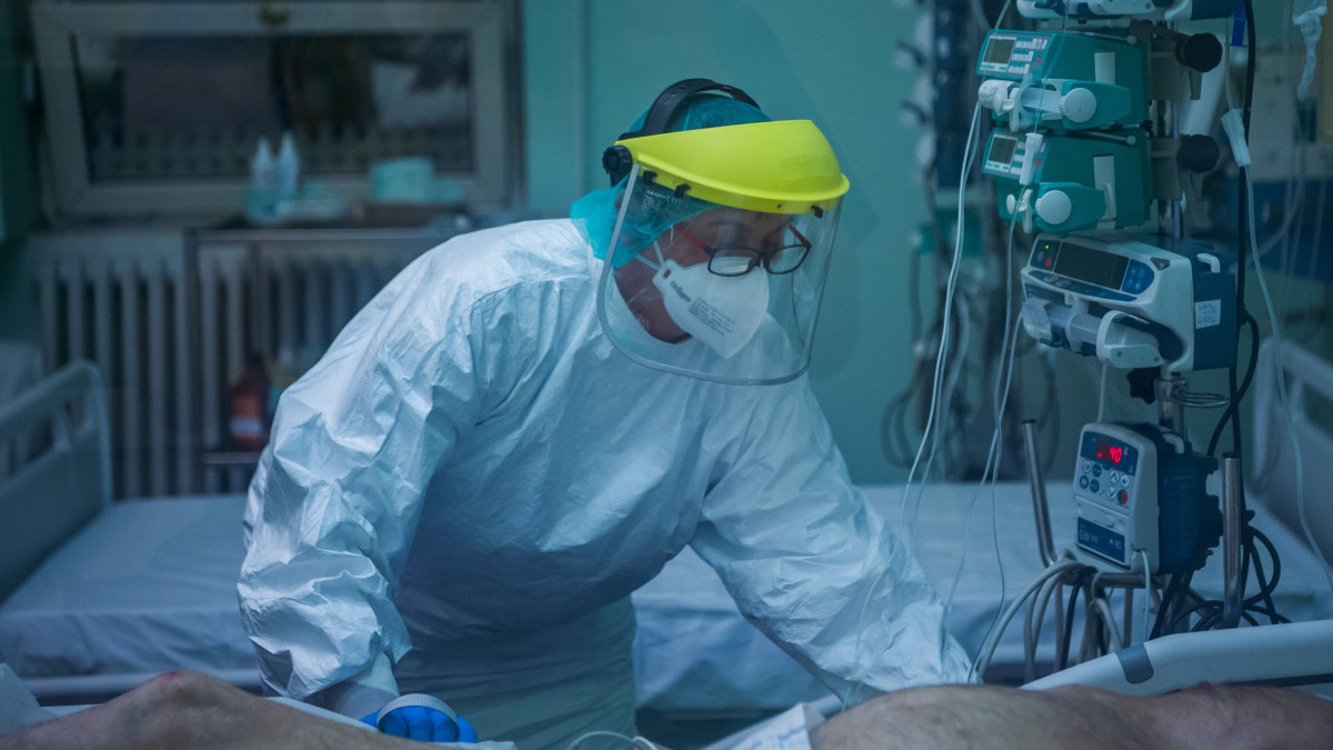 Védőfelszerelést viselő ápoló a koronavírussal fertőzött betegek fogadására kialakított intenzív osztályon az éjszakai műszakban a fővárosi Szent László Kórházban 2020. április 27-én.