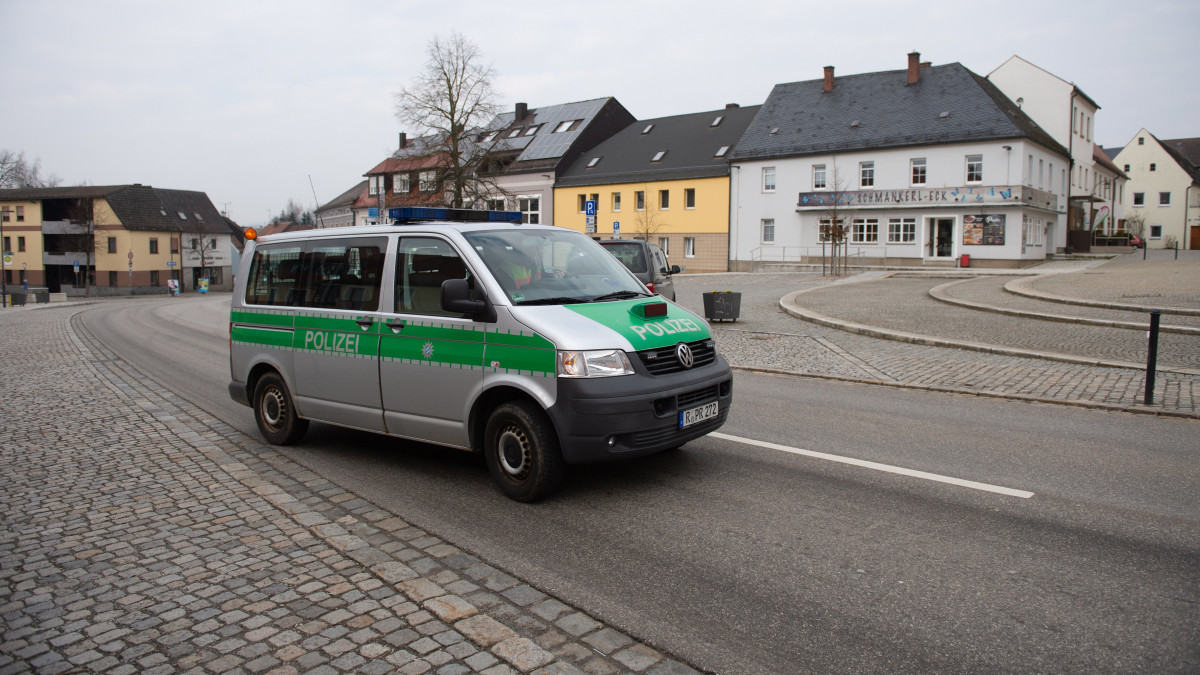 Járőröző rendőrautó a délkelet-németországi Mitterteichban 2020. március 19-én. A 6500 lakosú bajor kisvárost vesztegzár alá helyezték legalább április 2-ig, mert 25 polgárának szervezetében kimutatták az új koronavírust.