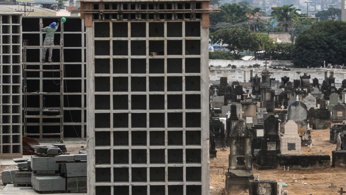 Rio de Janeiro, 2020. április 28.A koronavírus-járvány miatt bővítenek egy temetőt Rio de Janeiróban 2020. április 28-án.