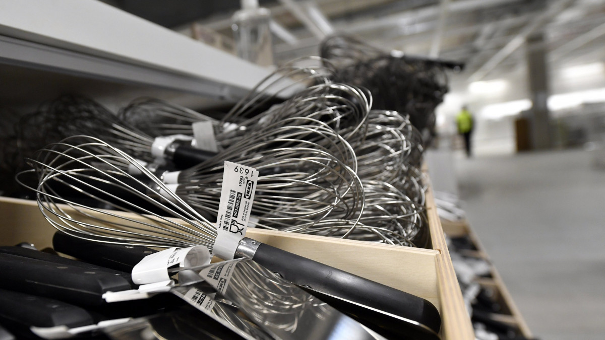 Konyhai eszközök az IKEA épülő soroksári áruházában 2017. február 15-én. A régió legnagyobb IKEA áruháza májusban nyitja meg kapuit, 300 alkalmazottat vesznek fel.