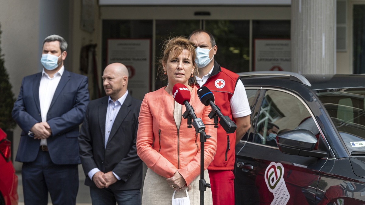 Herczegh Anita, Áder János köztársasági elnök felesége beszédet mond 2020. április 29-én a Budai Egészségközpontban, ahol egészségügyi dolgozóknak újabb adományokat adtak át. Az eseményen a Porsche Hungaria három hónap erejéig egy-egy Skoda személygépkocsit bocsátott a Budai Egészségközpont és a Szent János Kórház rendelkezésre a koronavírus-járvány elleni védekezést segítendő. Hátul Takács Péter, a Szent János Kórház főigazgatója, Hoffer Zoltán, a Budai Egészségközpont főigazgatója és Kardos István, a Magyar Vöröskereszt főigazgatója (b-j).