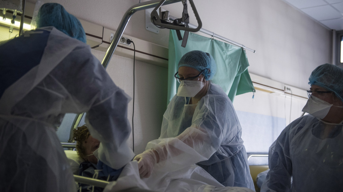 Koronavírussal fertőzött beteget ápoló védőruhás nővérek a Párizs melletti Bagnolet Floral Klinikájának elkülönítőjében 2020. április 22-én.