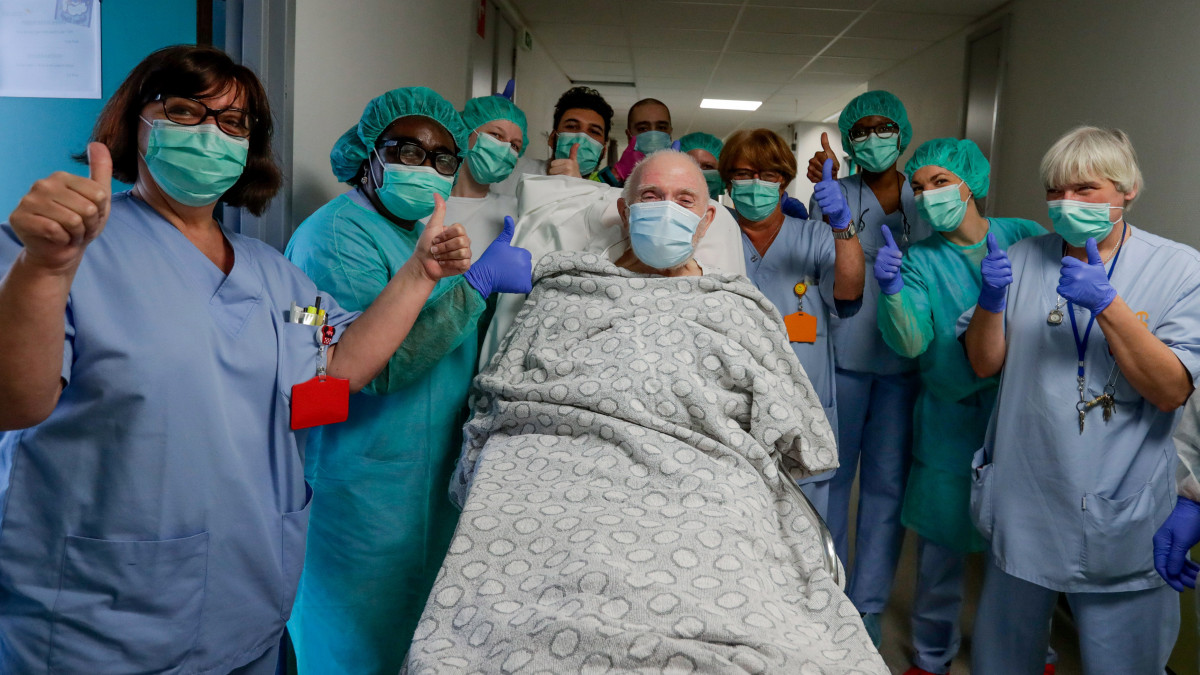 A koronavírus okozta betegségből meggyógyult és haza készülő 85 éves André körül kórházi dolgozók a brüsszeli Etterbeek-Ixelles Kórházban 2020. április 29-én.