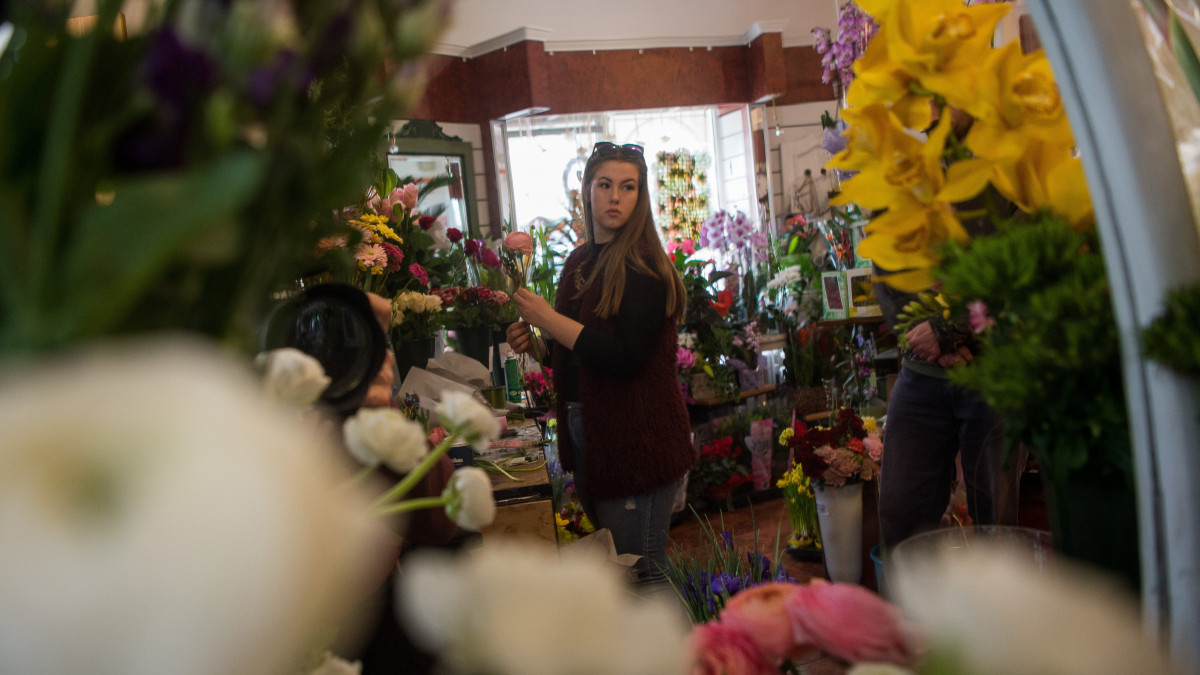 Virágkötő dolgozik egy bajai virágboltban a nemzetközi nőnapon, 2019. március 8-án.