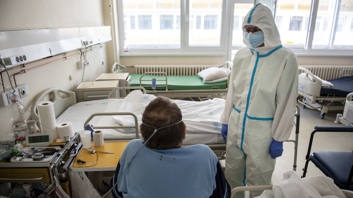 A kormany.hu által közreadott fotó a Pest Megyei Flór Ferenc Kórház COVID osztályán készült Kistarcsán 2020 április 30-án, az ott végzett gyógyító munkát mutatja be.