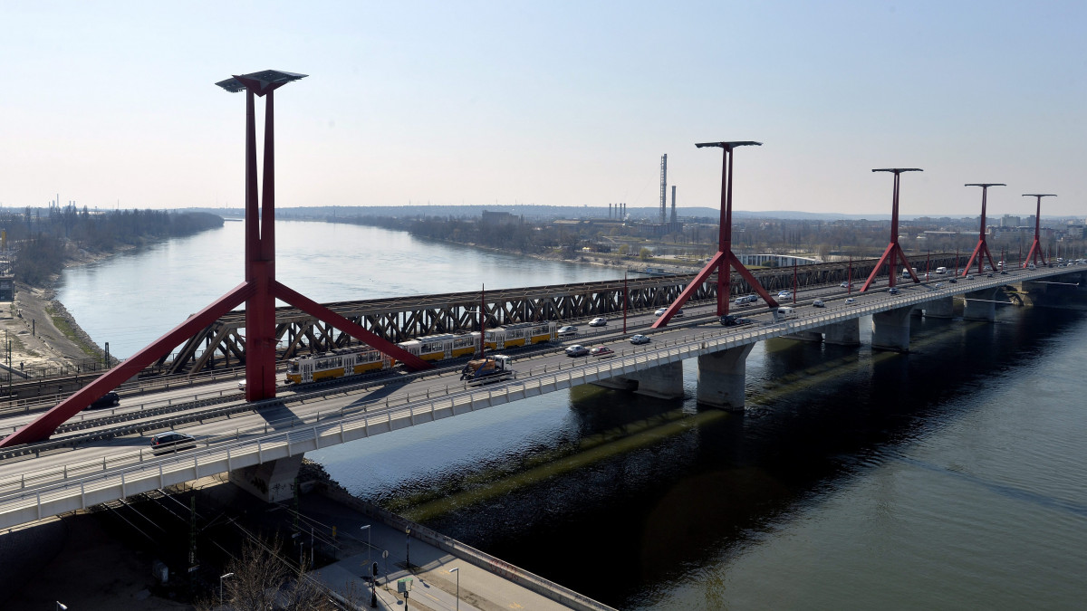 Tatra típusú szerelvény az 1-es villamos Újbudáig meghosszabbított vonalán, Budapesten, a Rákóczi hídon 2015. március 20-án.